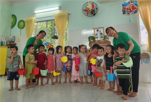 Các bé làm lồng đèn trung thu.