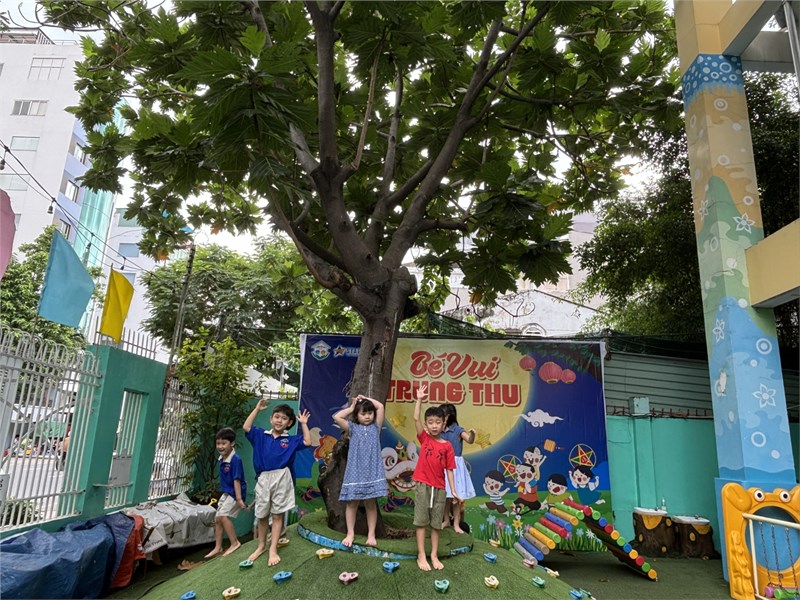 Hoạt động ngoài trời lớp Lá 1