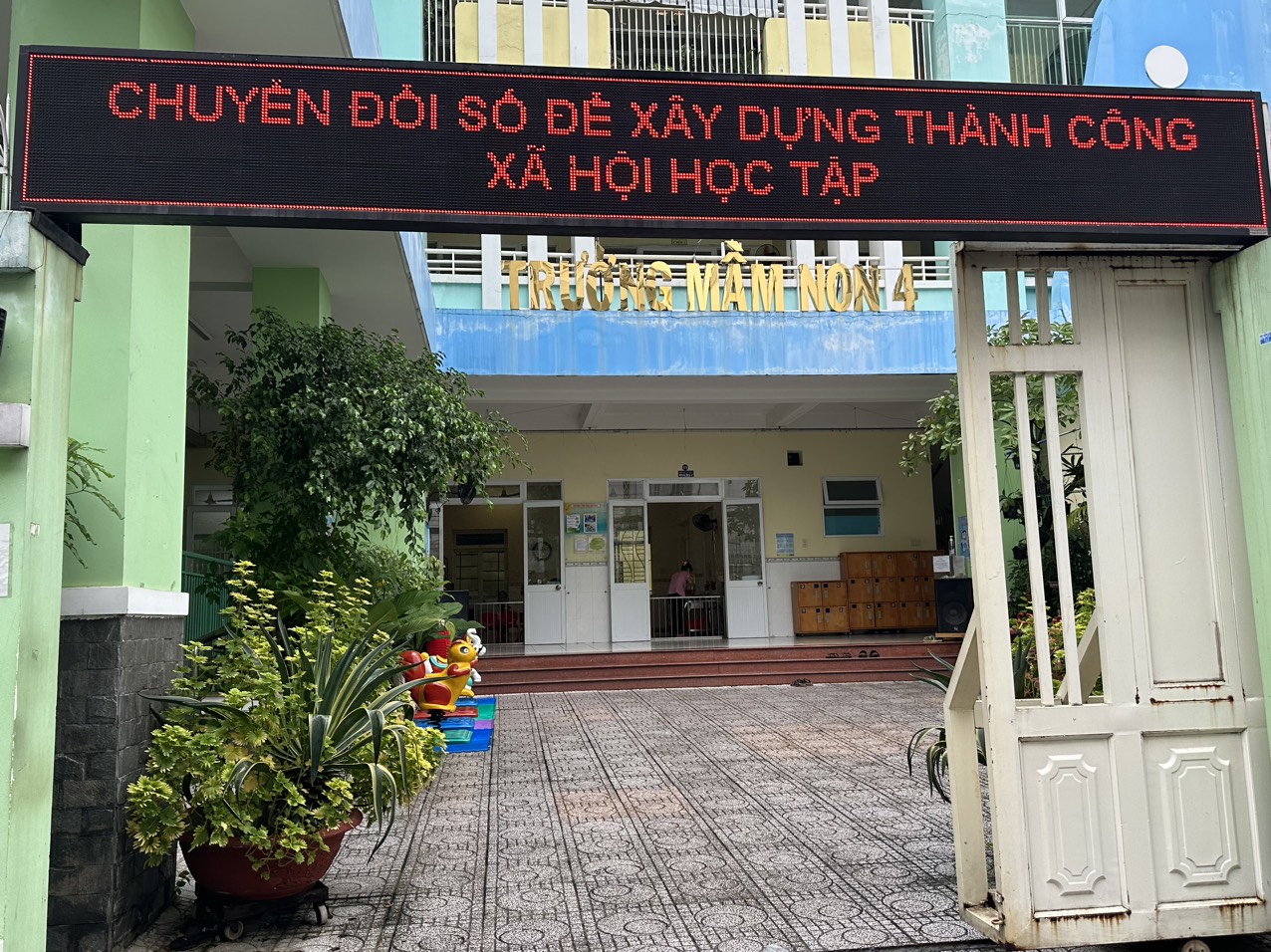 Trường Mầm non 4 hưởng ứng “Tuần lễ hưởng ứng học tập suốt đời” năm học 2024-2025  diễn ra từ ngày 01/10/2024 đến hết ngày 07/10/2024 với Chủ đề “Phát triển văn hóa đọc thúc đẩy học tập suốt đời”.