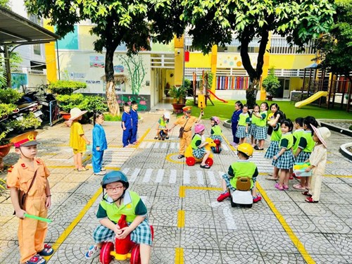 Hưởng ứng tháng An toàn giao thông năm 2024
Các em học sinh khối mẫu giáo tham gia thực hành An toàn giao thông