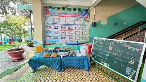 Trường mầm non phường 5 tổ chức tiệc buffet cho các bé chào mừng kỷ niệm 50 năm giải phóng miền nam thống nhất đất nước (30/04/1975 - 30/04/2025)