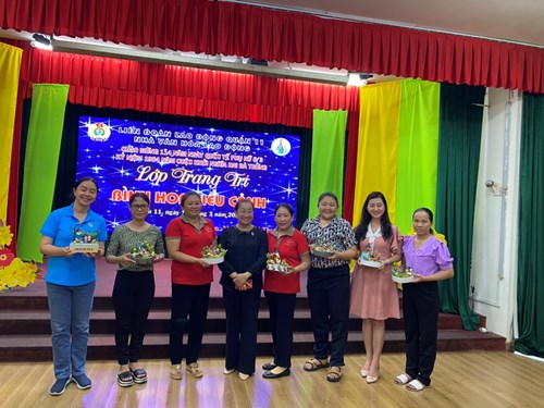 Công đoàn viên Trường Mầm non Phường 5 tham gia lớp trang trí tiểu cảnh do Liên đoàn lao động Quận 11 tổ chức.