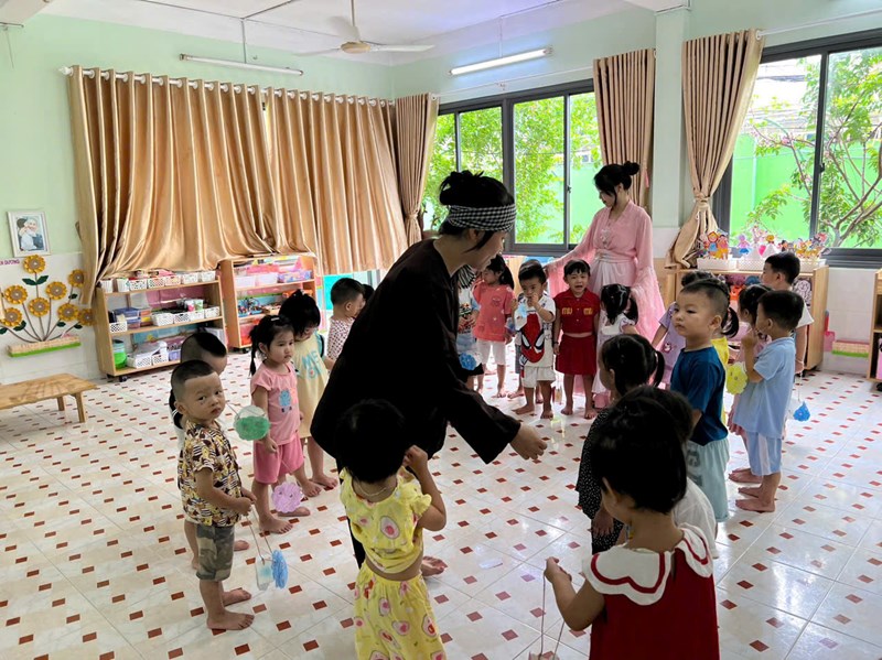 Lại một mùa trung thu nữa lại tới, các cô và bé háo hức, phấn khởi tham gia ngày hội   Bé vui trung thu   các con tham gia nghe kể chuyện,  giao lưu cùng chị Hằng - Chú cuội,  trang trí lồng đèn,  mâm quả....và nhiều hoạt động khác tại trường, lớp.