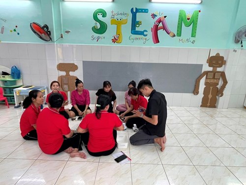 Giáo viên học lý thuyết và thực hành về phần mềm Botzees Edu