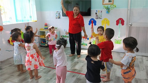 Các bé chơi trò chơi cùng cô