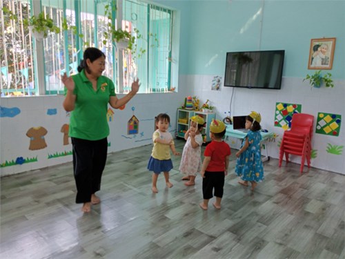 Các bé vận động theo nhạc cùng cô
