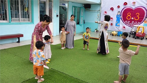 Các bé tập thể dục sáng