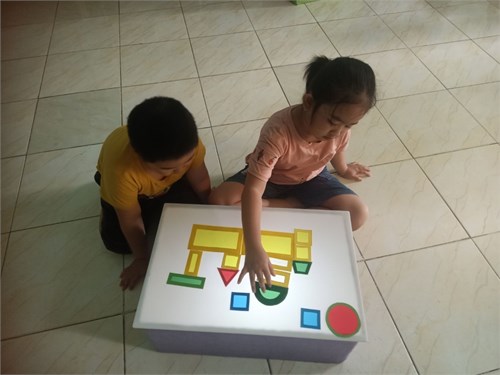 Lá 1 hào hứng khi được học bàn ánh sáng