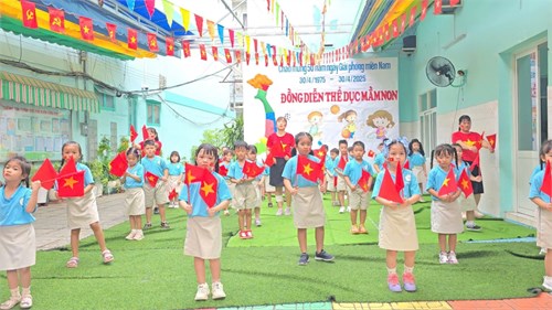Lớp Lá 1 tham gia hoạt động  Đồng diễn thể dục mầm non 