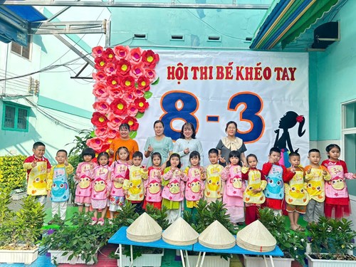 Lớp Lá 1 tham gia hội thi  Bé khéo tay 