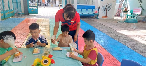 Bé tập làm bánh
