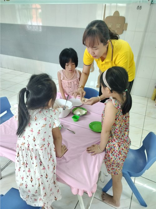 Các bé lớp lá 2 tâp làm hoành thánh