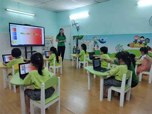 Các bé lớp lá 2 tham gia học tại phòng học thông minh
