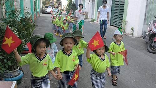 Lễ diễu hành của các vận động viên nhí đến từ các lớp Mầm 1, Mầm 2, Chồi 1, Chồi 2 Trường mầm non 5