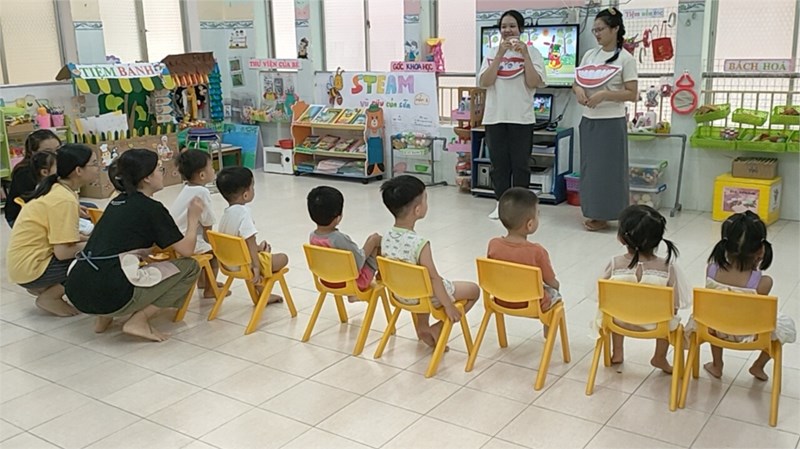 Các bé lớp mầm 1 tham gia hoạt động nha học đường tại sao răng quan trọng