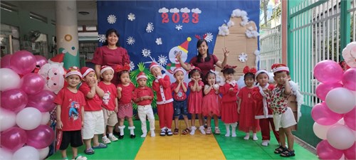 Các bé mầm 1 tham gia tổ chức lễ hội mùa đông
