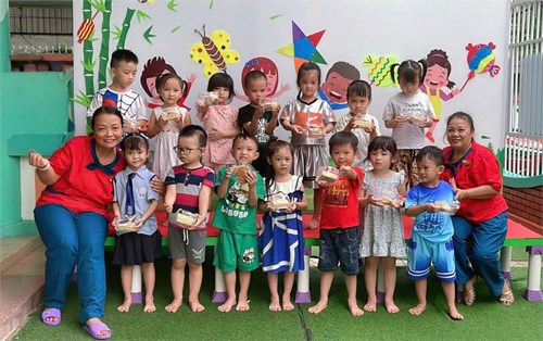 Các bé  lớp chồi 2 thích thú khi được tham gia hội thi trang trí bánh