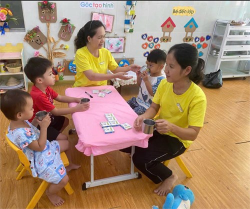 Các bé lớp Mầm 2 - được Cô giáo cho uống thuốc tẩy giun trong đầu năm học 2024- 2025