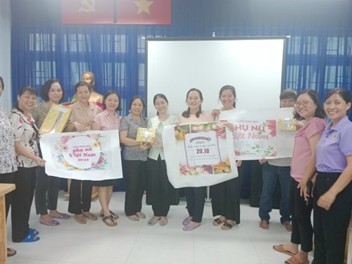 Họp mặt mừng ngày phụ nữ việt nam 20-10