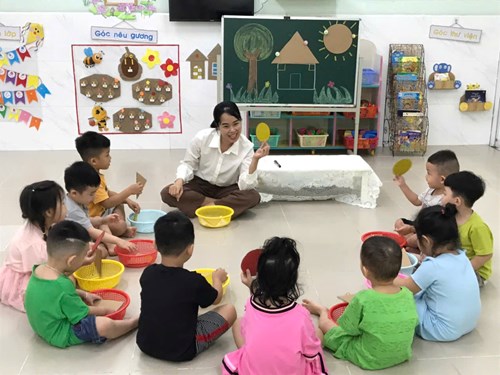 Tiết tốt tháng 10: Cô Lê Thị Lan - Làm quen với toán  Nhận biết hình tròn, hình tam giác 