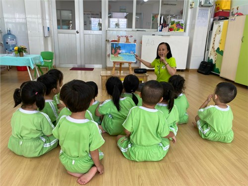 Các bé yêu Bambi 2 nghe cô kể và hiểu nội dung câu chuyện  Chú vịt xám 