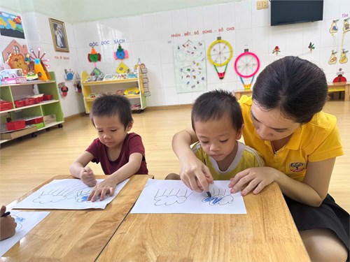 Các bé lớp bambi 2 học tiết học tạo hình dễ thương . tiết học  bé vẽ mưa