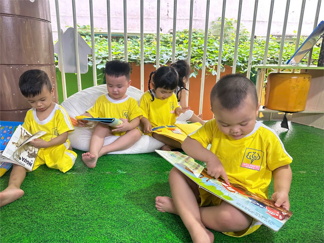Các bé lớp bambi 2 cùng nhau lên thư viện đọc sách và đọc truyện