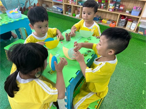 Bé yêu Bambi 2 khám phá làm con ốc sên ngộ nghĩnh
