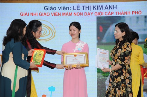 MN6Q3_Giáo viên Lê Thị Kim Anh nhận khen thưởng GVG cấp Thành phố 2024