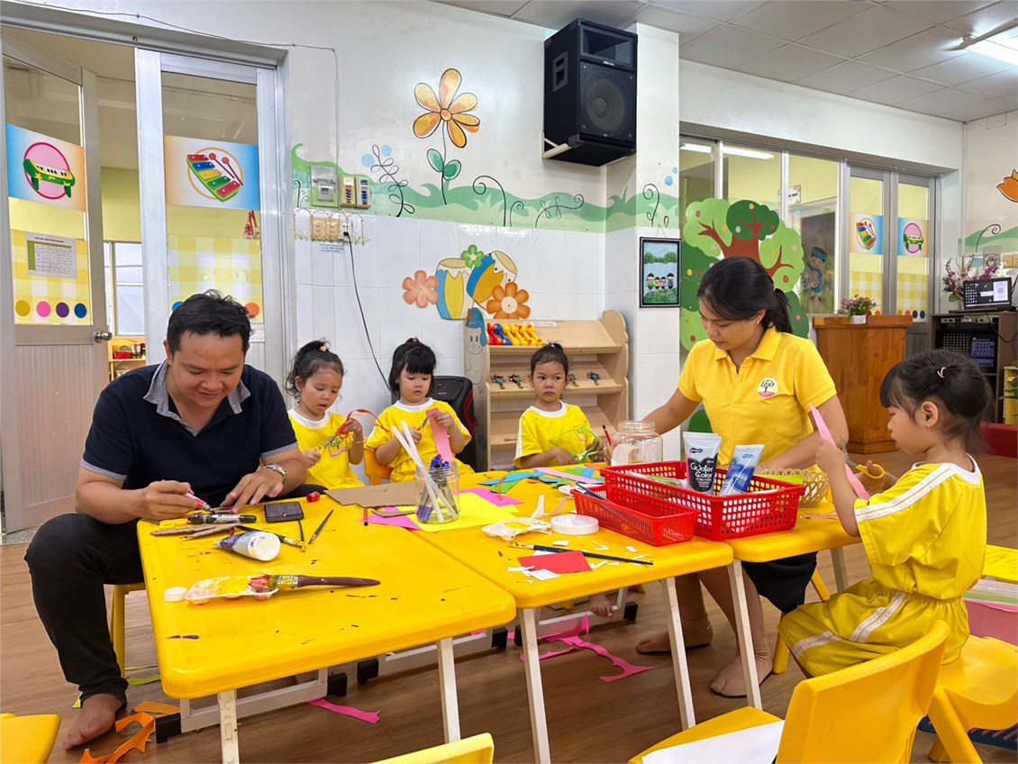 Các bé pooh 2 cùng ba mẹ tham gia làm lân vui tết trung thu