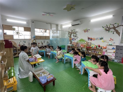 Khám phá khoa học : Làm sao để cắm ống hút thẳng đứng trên nền bóng xà phòng ?
