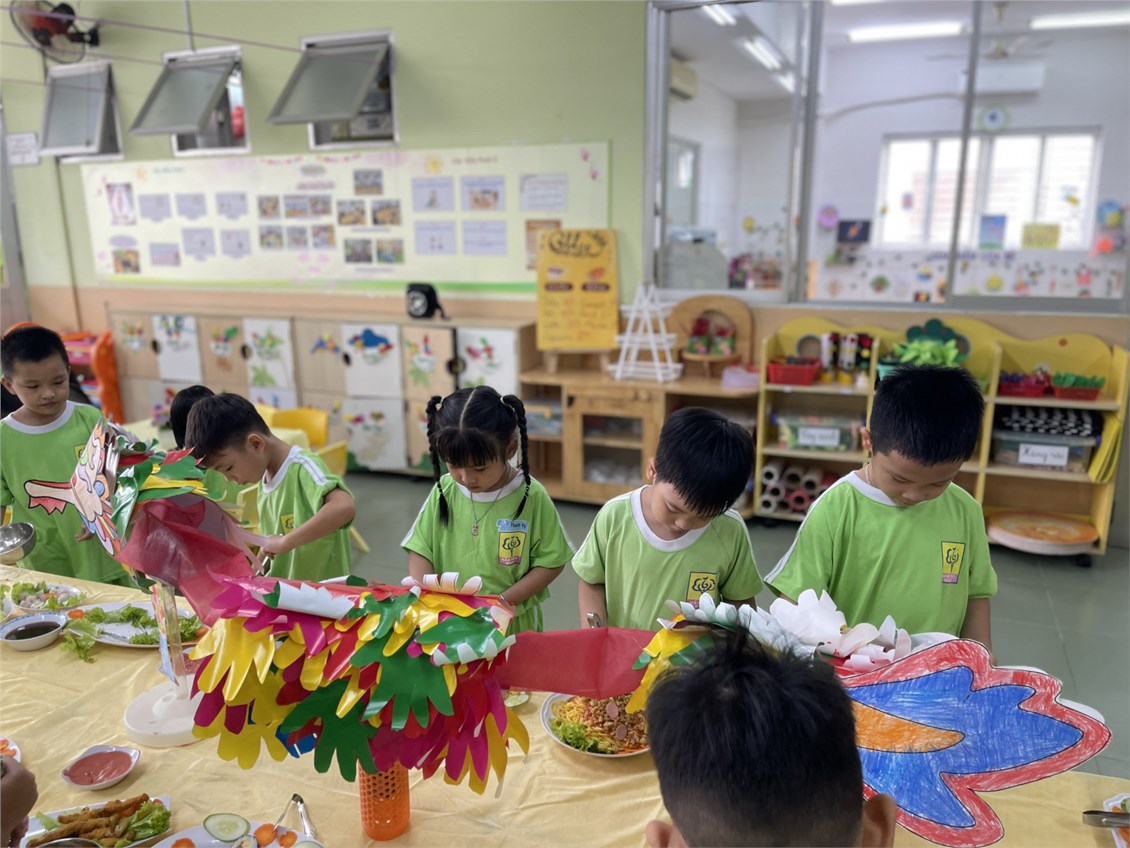 Cùng thực hiện kĩ năng trang trí món ăn Vui Tết Trung Thu với lớp Pooh 2 chúng mình nhé !
