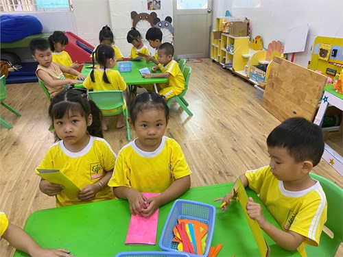 Giờ học Tạo hình   Bé làm lồng đèn   từ kĩ năng cắt, gấp giấy.
