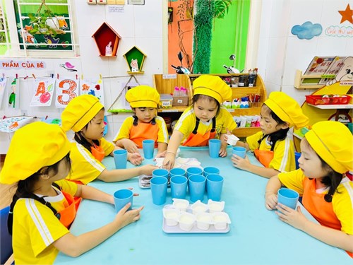 Hoạt động làm kỹ năng  Sữa chua mix chanh dây  của các bạn nhỏ lớp Sơn Ca 1 (Mẫu giáo 4-5 tuổi)