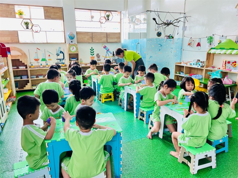Hoạt động khám phá khoa học  Làm con ếch  của các bé lớp Sơn Ca 1 (Mẫu giáo 4-5 tuổi) vui thiệt là vui.