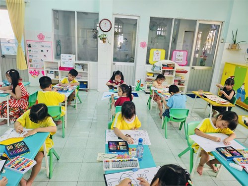 Các bé lớp Sơn Ca 1 (Mẫu giáo 4-5 tuổi) tham gia hội thi  Bé vẽ sáng tạo cùng Bitex 