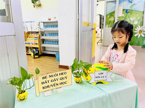 Các bé lớp Sơn Ca 1 (Mẫu giáo 4-5 tuổi) nuôi heo đất gây quỹ khuyến học, giúp đỡ những hoàn cảnh khó khăn