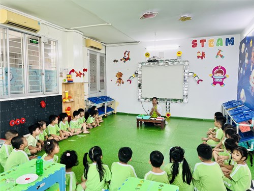Các bé lớp Sơn Ca 1 (Mẫu giáo 4-5 tuổi) tham gia giờ khám phá khoa học với đề tài  Chiếc ly kỳ diệu 