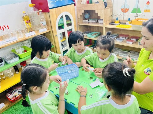 Các bé lớp Sơn Ca 1 (Mẫu giáo 4 - 5 tuổi) hoạt động khám phá khoa học làm chiếc xe đua từ nguyên vật liệu tái chế