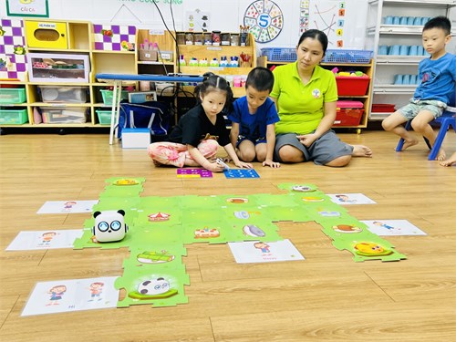 Các bé lớp Sơn Ca 1 (Mẫu giáo 4 - 5 tuổi) trong giờ hoạt động làm quen tiếng anh phầm mềm với robot thông minh.