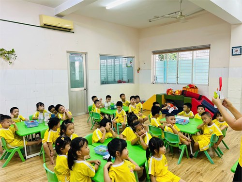 Các bé lớp Sơn Ca 1 khéo léo thực hiện lồng đèn tự làm mừng Tết Trung Thu.