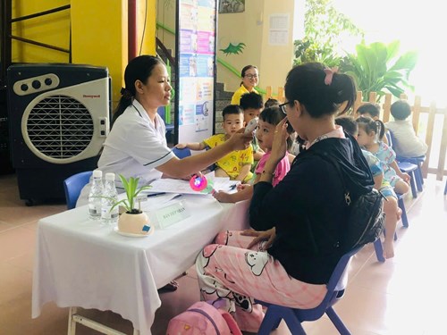 Các bé lớp Sơn Ca 1 (Mẫu giáo 4 - 5 tuổi) chích ngừa Sởi bổ sung để phòng chống dịch Sởi.