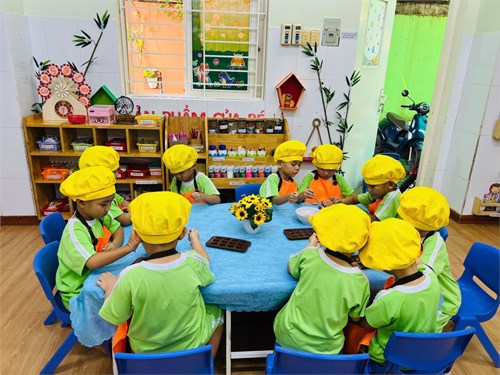 Các bé lớp Sơn Ca 1 (Mẫu giáo 4 - 5 tuổi) thực hiện kỹ năng nội trợ món kẹo dẻo.