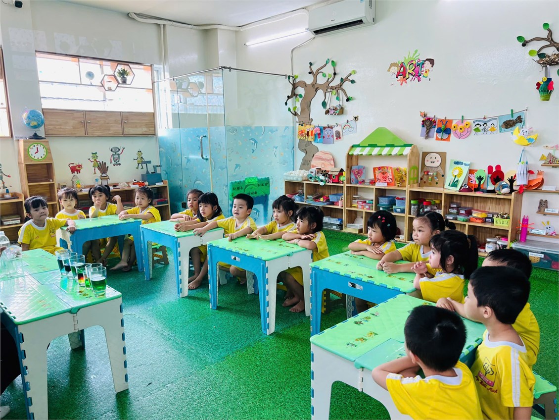 Hoạt động khám phá khoa học với đề tài  Sự kỳ diệu của nước muối  của các bé lớp Sơn Ca 1 (Mẫu giáo 4-5 tuổi)