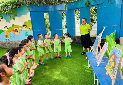 Hoạt động tạo hình với đề tài  Vẽ ngôi nhà của bé 