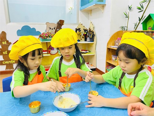 Các bé lớp Sơn Ca 1 (Mẫu giáo 4 - 5 tuổi) hoạt động kỹ năng món bánh bắp phô mai nướng.