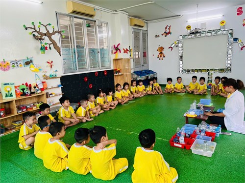 Các bé lớp Sơn Ca 1 (Mẫu giáo 4 - 5 tuổi) đam mê khám phá khoc học với đề tài  Tháp bong bóng xà phòng 