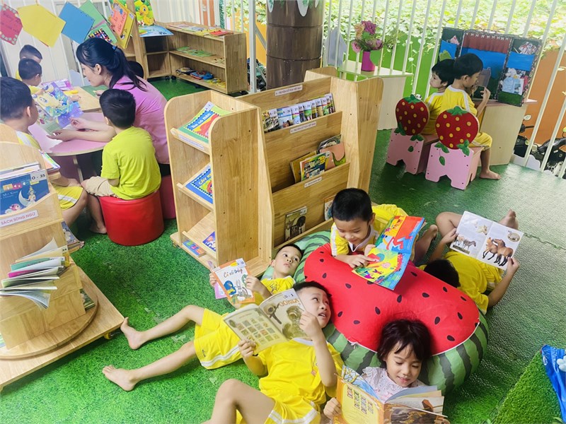 Các bé lớp Sơn Ca 1 (Mẫu giáo 4 - 5 tuổi) đang thỏa thích đọc sách tại thư viện trường.