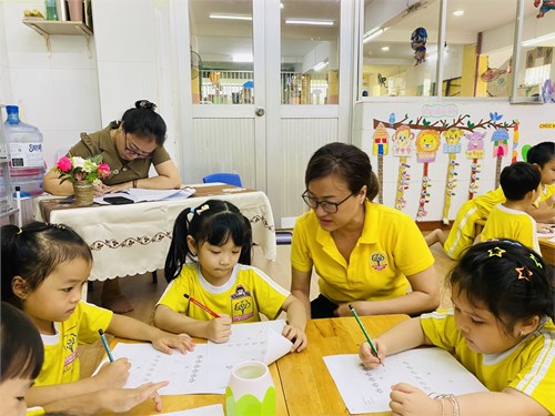 Các bé lớp Sơn Ca 1 (Mẫu giáo 4 - 5 tuổi) tham gia hoạt động tách gộp trong phạm vi 6
