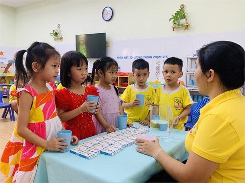Tẩy giun định kỳ giành cho các bé lớp Sơn Ca 1 (Mẫu giáo 4-5 tuổi)